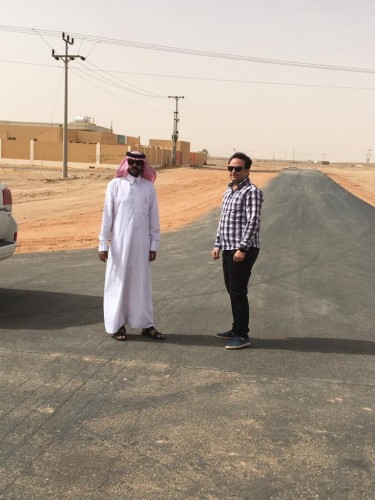 رئيس المجلس البلدي بتيماء يتفقد مشاريع سفلتة بقرية ابيط