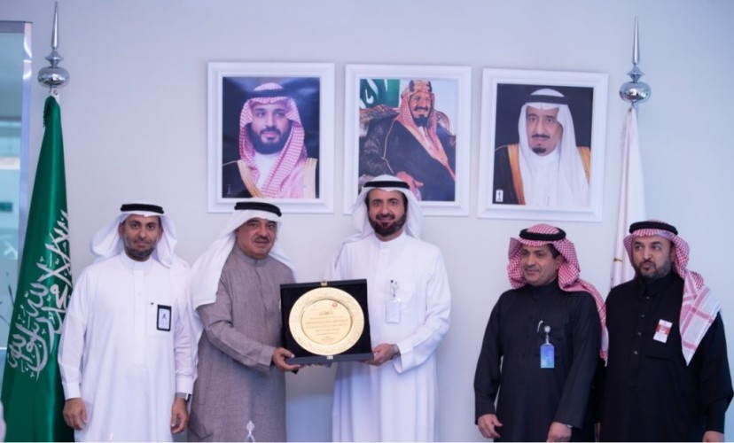 وزير الصحة يكرّم المدير العام السابق للمركز السعودي لزراعة الأعضاء