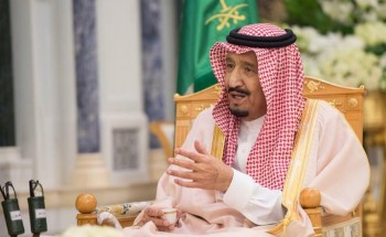 بالصور.. خادم الحرمين الشريفين يستقبل وزراء سابقين وكتابا ومثقفين بقصر اليمامة