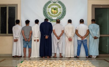 مكافحة المخدرات تطيح بتشكيل عصابي وتضبط (410) آلاف قرص من مادة الإمفيتامين المخدر كانت مخبأة داخل شاحنة .. والكشف عن جنسياتهم