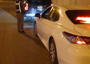 بالصور .. ضبط قائد مركبة متهور وثق فيديو وهو يتباهى بقيادته بسرعة عالية في الطائف