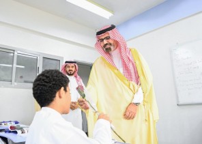 نائب أمير جازان يطّلع على مبادرة خُطى لجمعية حرف التعليمية