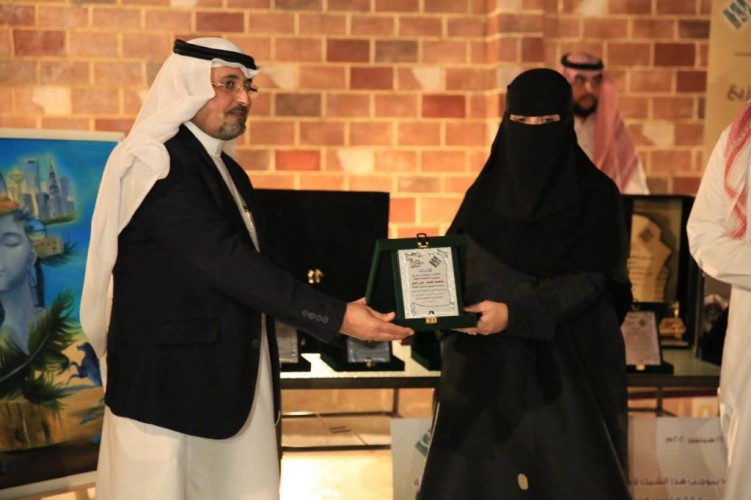 العمر والشهراني وبكر والجابري والشريم يتسلمون جوائز الفنون التشكيلية الوطنية
