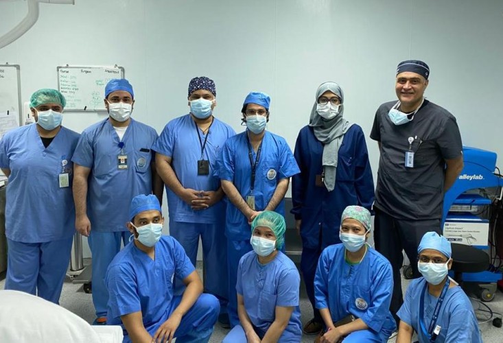 فريق طبي ينجح في زراعة أصغر جهاز ” حفز عصبي ” لمواطنة في تخصصي الدمام