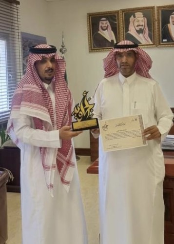 محافظ بلقرن يُسلم «مشيخص بن سعد القرني» شهادة شكر وتقدير من أمير منطقة عسير