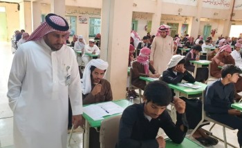 الأستاذ ” عبدالله النجادي” يتفقد سير الإختبارات بمجمع آل مشحنة الأستاذ ” عبدالله النجادي” يتفقد سير الإختبارات بمجمع آل مشحنة