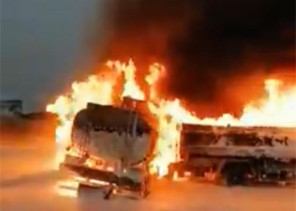 بالفيديو.. احتراق ناقلتي مواد بترولية في بيش بالفيديو.. احتراق ناقلتي مواد بترولية في بيش
