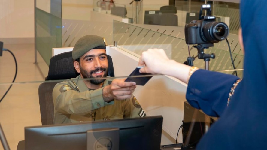 جوازات منفذ الحديثة تُودّع ضيوف الرحمن بانسيابية وكفاءة عالية