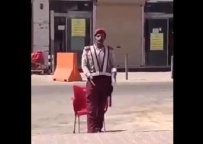 شاهد: رجل أمن يشتكي من إزالة الغرفة المخصصة له للراحة من حرارة الشمس .. وتفاعل أمانة الجوف معه! شاهد: رجل أمن يشتكي من إزالة الغرفة المخصصة له للراحة من حرارة الشمس .. وتفاعل أمانة الجوف معه!