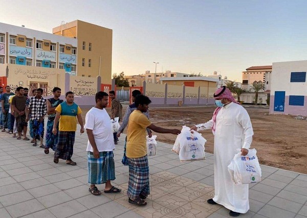 من خلال مبادرتها(يداً بيدا)غرفة صناعة تبوك توزيع 2000 وجبة صائم