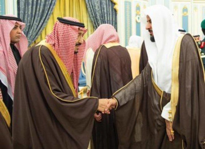 بالصور.. خادم الحرمين يستقبل الأمراء والمفتي وجمعًا من المواطنين