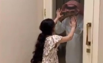 شاهد: لحظة لقاء مؤثرة لطفلة مصابة بكورونا بوالدها المصاب بتليف الكبد من خلف باب زجاجي شاهد: لحظة لقاء مؤثرة لطفلة مصابة بكورونا بوالدها المصاب بتليف الكبد من خلف باب زجاجي