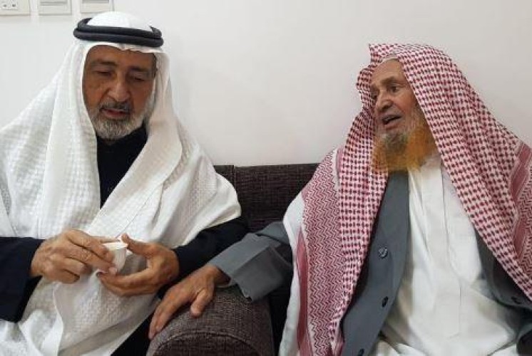 مواطنون يلتقطون صورتين مع معلمهم يفصل بينهما 40 عاما