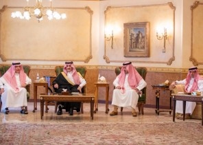 أمير الشرقية يقدم التعازي لعائلة الانصاري أمير الشرقية يقدم التعازي لعائلة الانصاري