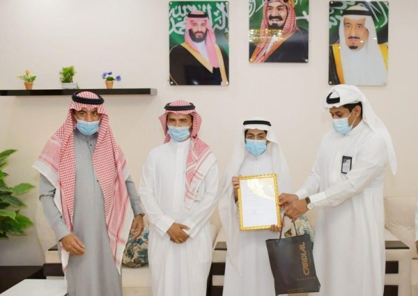 مدير تعليم صبيا يكرم 11 طالب وطالبة