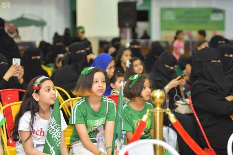 بالصور.. فتيات ينشدن السلام الملكي بلغة الإشارة في تبوك احتفاء باليوم الوطني