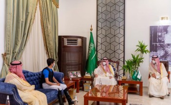 سمو أمير الجوف يكرم الخيًال المضياني لفوزه بعدة أشواط للخيالة المتمرنين في نادي سباقات الخيل بالطائف سمو أمير الجوف يكرم الخيًال المضياني لفوزه بعدة أشواط للخيالة المتمرنين في نادي سباقات الخيل بالطائف