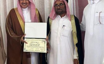 بالفيديو : محافظ أبانات بمنطقة القصيم يحتفي بأكبر خريج من ثانوية الجرذاوية “متيعب غيضان المظيبري” بالعقد الثامن من عمره بالفيديو : محافظ أبانات بمنطقة القصيم يحتفي بأكبر خريج من ثانوية الجرذاوية “متيعب غيضان المظيبري” بالعقد الثامن من عمره