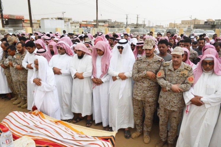 بالصور.. مشهد مهيب في تشييع جثمان الشهيد النجمي بالطوال