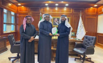 مدير عام فرع وزارة البيئة بالحدود الشمالية يكرم النحال وديع اليامي بعد حصوله على الميدالية الذهبية والفضية في مسابقة لندن للعسل للعام 2022م مدير عام فرع وزارة البيئة بالحدود الشمالية يكرم النحال وديع اليامي بعد حصوله على الميدالية الذهبية والفضية في مسابقة لندن للعسل للعام 2022م