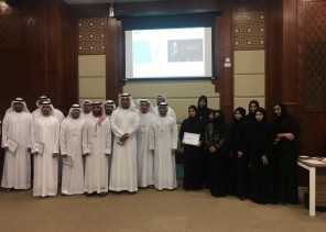 رباب المعبي تنقل التفكير الإيجابي وتكشف عن القدرات الكامنة لـ40 مشاركا في دائرة القضاء الإماراتية