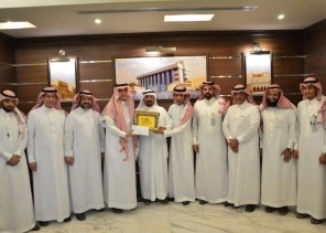 تعليم عنيزة تكرم قائد الحافلة المدرسية وتؤكد: نموذج مشرف للموظف الحريص على إنجاز عمله بأمانة وإتقان