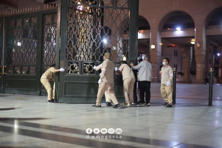 بالصور.. اللحظات الأولى لفتح أبواب المسجد النبوي استعداداً لإقامة أول صلاة جماعة بعد الإغلاق
