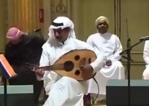 تركي آل الشيخ يدعو فنانا ظهر في فيديو وهو يعزف على العود باحترافية للتواصل مع “الترفيه”