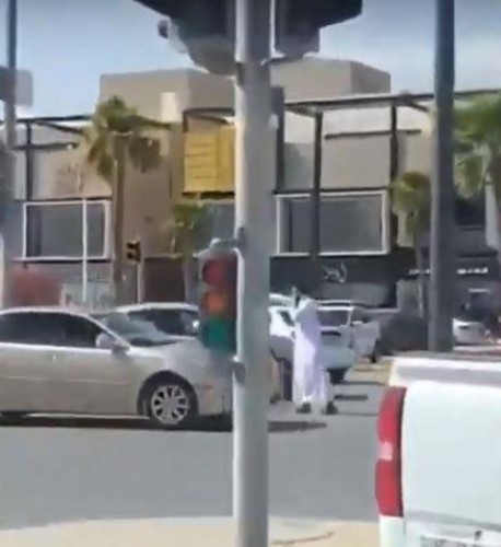 بالفيديو: ماذا فعل شاب بعدما لاحظ تعطل الإشارة المرورية في أحد شوارع الرياض