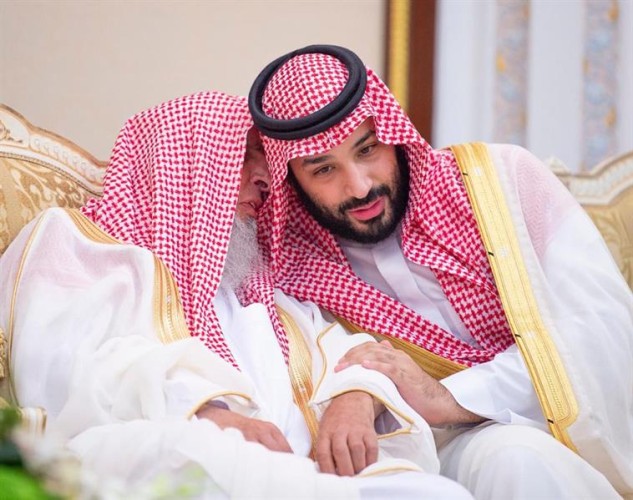 صورة لافتة لولي العهد وسماحة المفتي.. حديث هامس في قصر منى