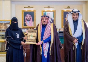 أمير القصيم يكرم فنية التمريض “عزيزة النومسي” والمواطنة “بيان البجادي” أمير القصيم يكرم فنية التمريض “عزيزة النومسي” والمواطنة “بيان البجادي”