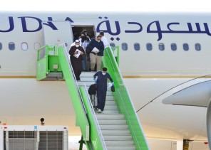 شاهد: لحظة وصول 125 مواطن ومواطنة من الأردن في مطار حائل