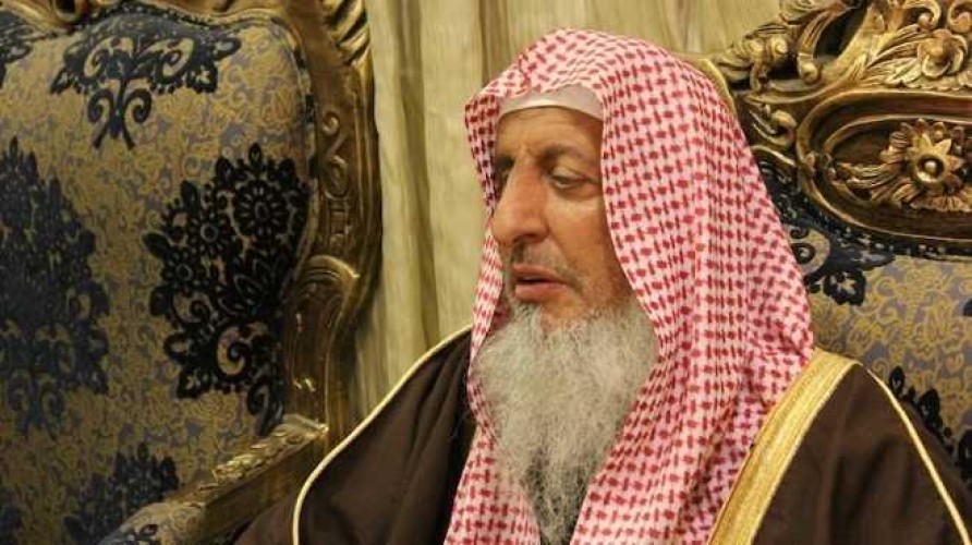 نيابة عن المؤذن .. شاهد: مفتي عام المملكة يرفع الأذان من جامع الإمام تركي بن عبدالله بالرياض