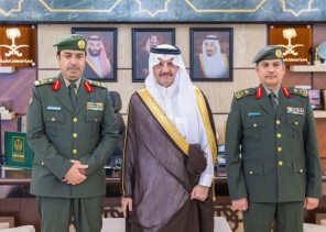 أمير الشرقية يقلد مدير جوازات جسر الملك فهد رتبته الجديدة “عميد” أمير الشرقية يقلد مدير جوازات جسر الملك فهد رتبته الجديدة “عميد”