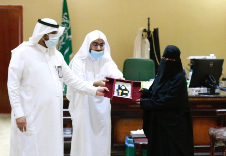 جمعية البر الخيرية بالدرب تسلم مفاتيح وحدتين سكنية للدفعة الثانية من المستفيدين الأكثر أحتياجاً