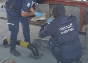 إحباط تهريب 306.5 كلم جرام من مادة الحشيش مخبأة داخل صندوق خلفي لشاحنة قادمة عبر منفذ الوديعة إحباط تهريب 306.5 كلم جرام من مادة الحشيش مخبأة داخل صندوق خلفي لشاحنة قادمة عبر منفذ الوديعة