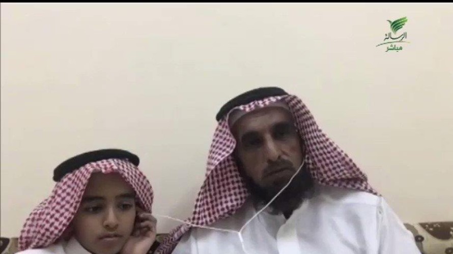أول تعليق من الطفل عبدالرحمن الرشيدي مقدّم القهوة والتمر للأجانب وعابري السبيل في البكيرية عقب صلاة الجمعة