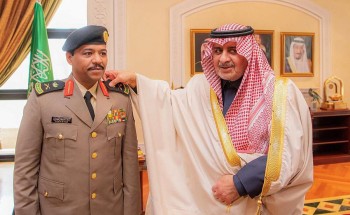 سمو أمير تبوك يقلد مساعد مدير شرطة المنطقة رتبته الجديدة سمو أمير تبوك يقلد مساعد مدير شرطة المنطقة رتبته الجديدة