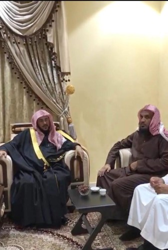 زاره بمنزله لتقديم واجب العزاء في لفتة أبوية غير مستغربة وزير الشؤون الإسلامية يواسي الشيخ العتيبي في وفاة والدته