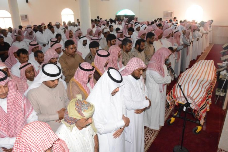 وكيل محافظة صامطة يؤدي صلاة الميت على شهيد الواجب الجندي “المحنشي “
