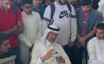 بالفيديو: تبادل حديث ودي بين وزير الطاقة ومجموعة من الطلاب أثناء تناول الغداء معهم