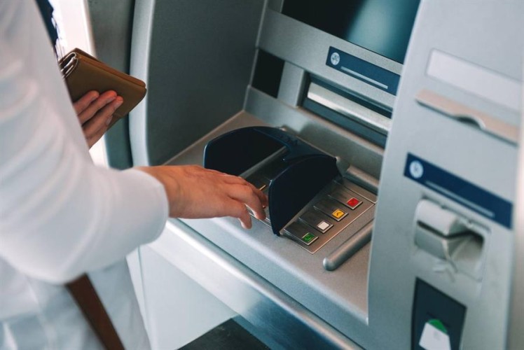 ما هي الجهة التي يجب مراجعتها في  حال وجود خطأ في معاملات ماكينات الصراف الآلي؟ “البنوك” تجيب