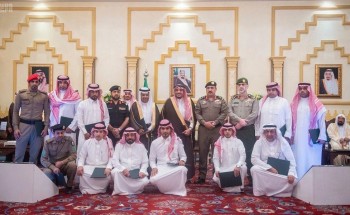 أمير القصيم يكرّم أعضاء لجنة السعودة أمير القصيم يكرّم أعضاء لجنة السعودة