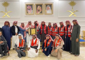 عرفاناً بدورهم النبيل .. سعد المعزي يكرم فريق أنجاد للبحث والإنقاذ في معرض عطري عرفاناً بدورهم النبيل .. سعد المعزي يكرم فريق أنجاد للبحث والإنقاذ في معرض عطري