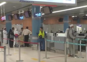 بعد إسقاط 5 طائرات “درون”.. الحركة تعود لطبيعتها في مطار أبها (فيديو) بعد إسقاط 5 طائرات “درون”.. الحركة تعود لطبيعتها في مطار أبها (فيديو)