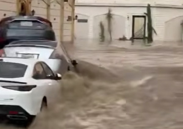 بعد أمطار غزيرة.. بالفيديو: سيول غزيرة تجرف مركبات في حي الوسام بالطائف