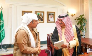 أمير تبوك يتسلم نسخة من كتاب  ” مقابلة مع سفينة نوح” للكاتب أحمد العرفج