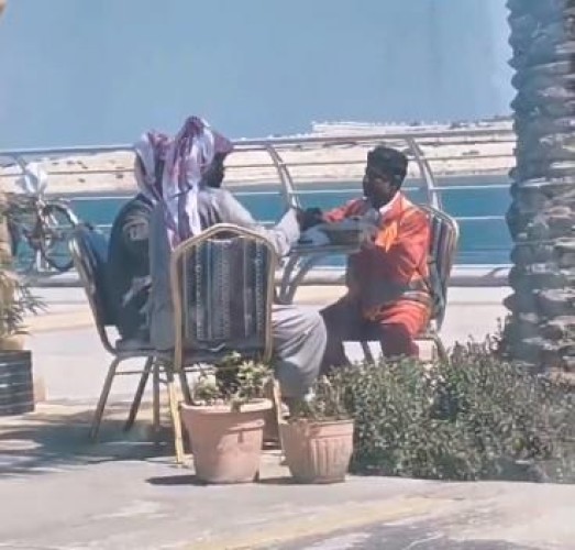 فيديو: في موقف إنساني.. شابان يدعوان عامل نظافة لتناول الطعام معهما على كورنيش الخبر