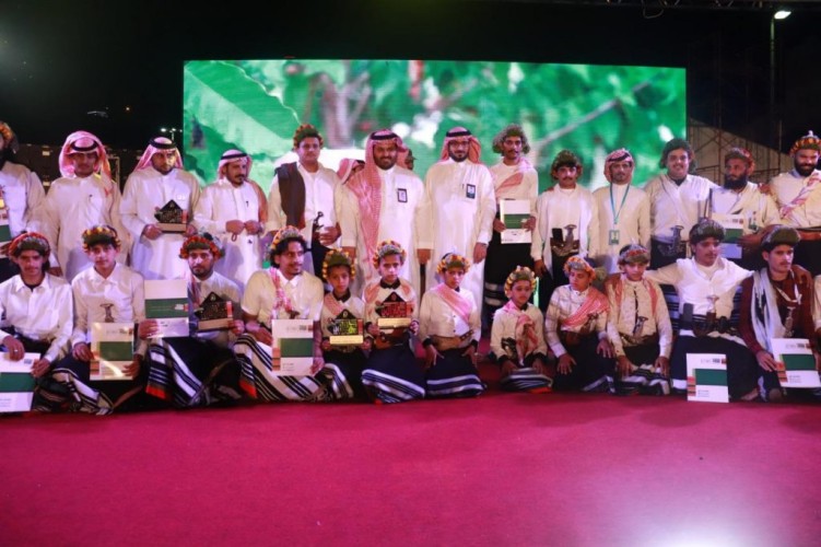فرقتي الريث و آل الصهيف تُبهج زوار مهرجان البن بالعروض الشعبية