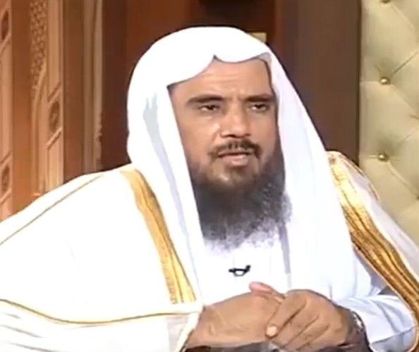 امرأة والدها كان محافظا على الصلاة ويعمل الصالحات وحينما توفى كان وجهه أسود هل دليل على عدم قبول عمله؟ .. الخثلان يجيب!
